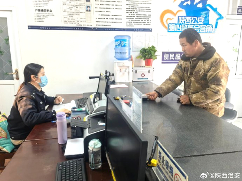 富平公安宫里派出所户籍室民警为群众办理业务。 富平公安宫里派出所户籍室民警为群众办理业务。