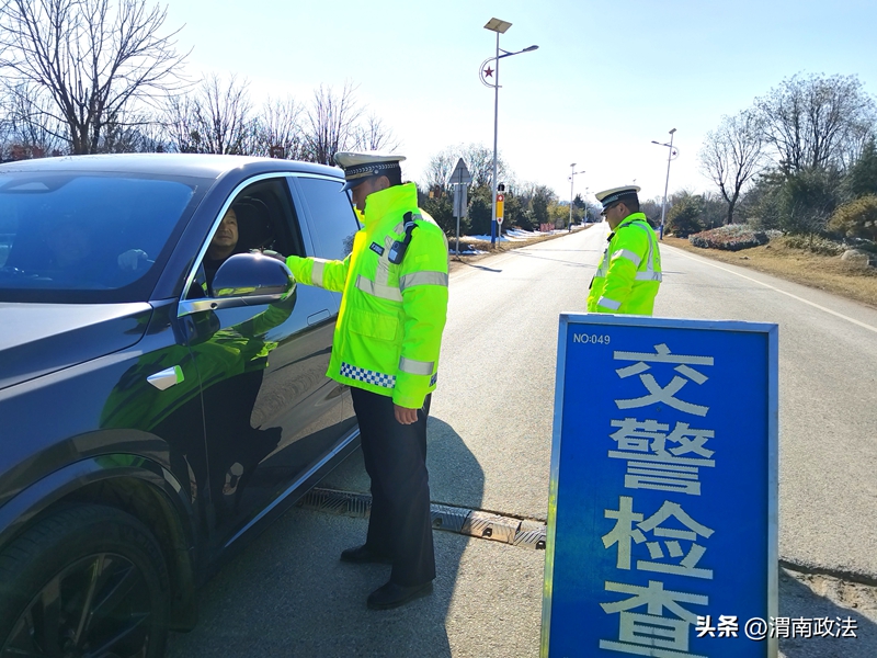 华州交警严查交通违法行为。 华州交警严查交通违法行为。