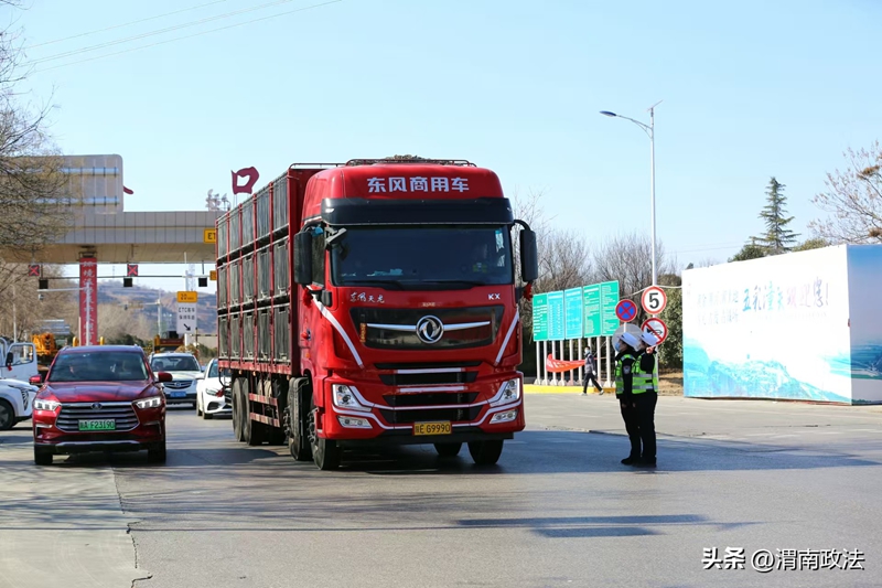 潼关公安交警全力确保春节返程高峰安全畅通。 潼关公安交警全力确保春节返程高峰安全畅通。