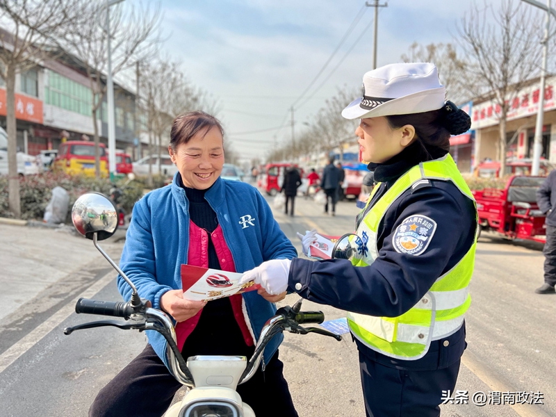 蒲城县公安局交通管理大队巧借农村集会开展“平安春运”交通安全主题宣传活动。 蒲城县公安局交通管理大队巧借农村集会开展“平安春运”交通安全主题宣传活动。