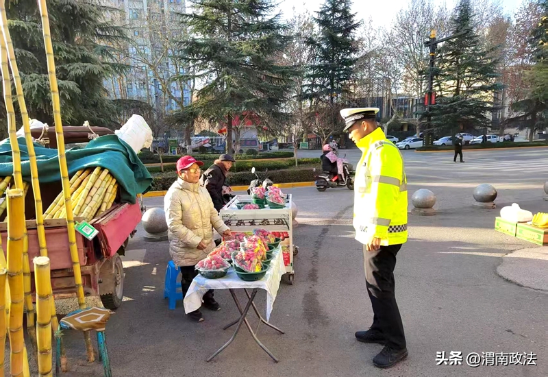 高新交警对占道经营开展整治行动。 高新交警对占道经营开展整治行动。