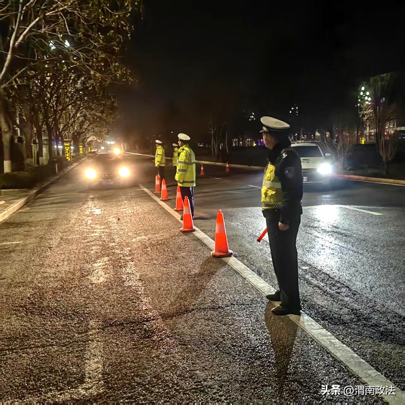 高新交警大队开展酒醉驾查处行动。 高新交警大队开展酒醉驾查处行动。