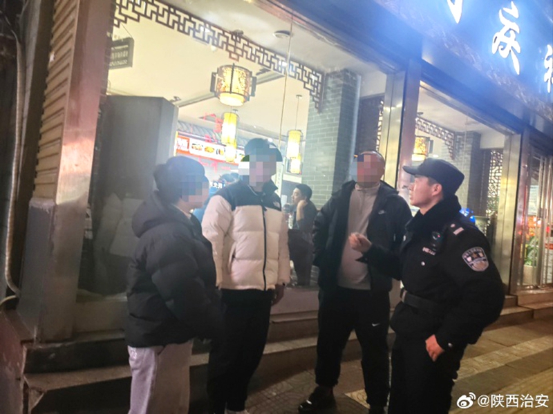 男孩负气出走,韩城民警帮忙找回。 男孩负气出走,韩城民警帮忙找回。