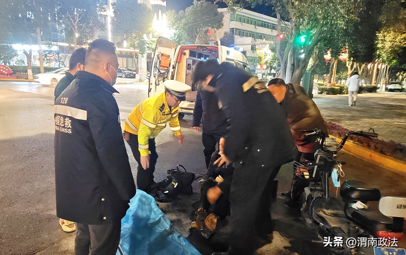 华州公安交警及时救助一名骑电动车摔倒昏迷的七旬老人。 华州公安交警及时救助一名骑电动车摔倒昏迷的七旬老人。