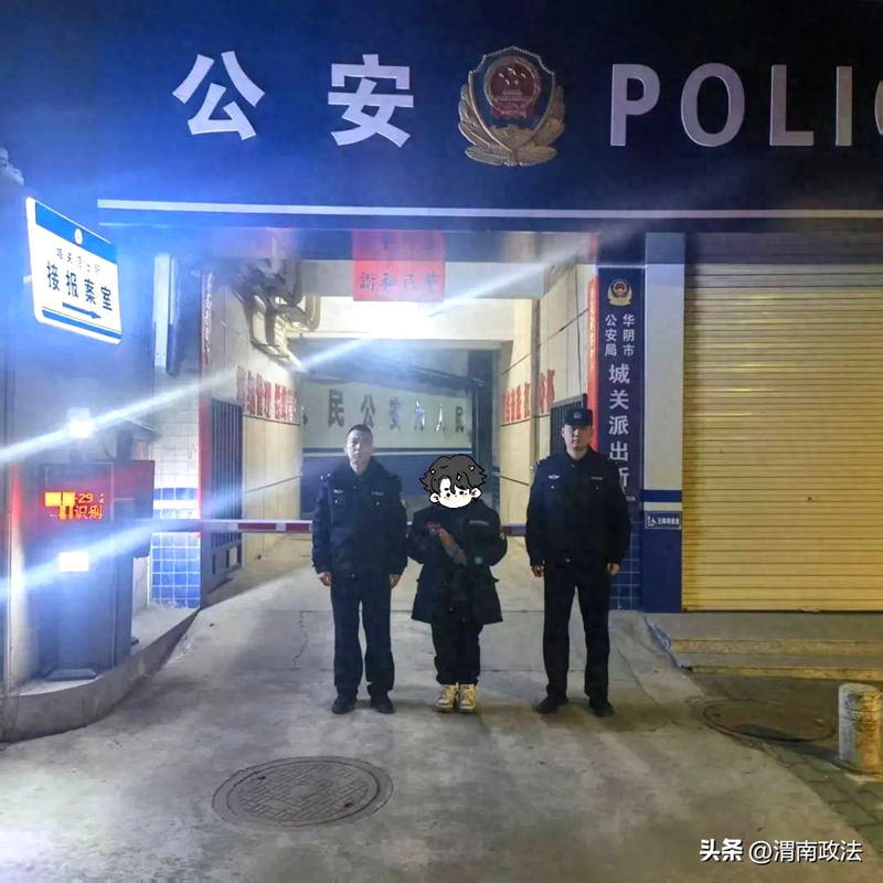 小孩贪玩忘归家,民警辗转照亮回家路。 小孩贪玩忘归家,民警辗转照亮回家路。