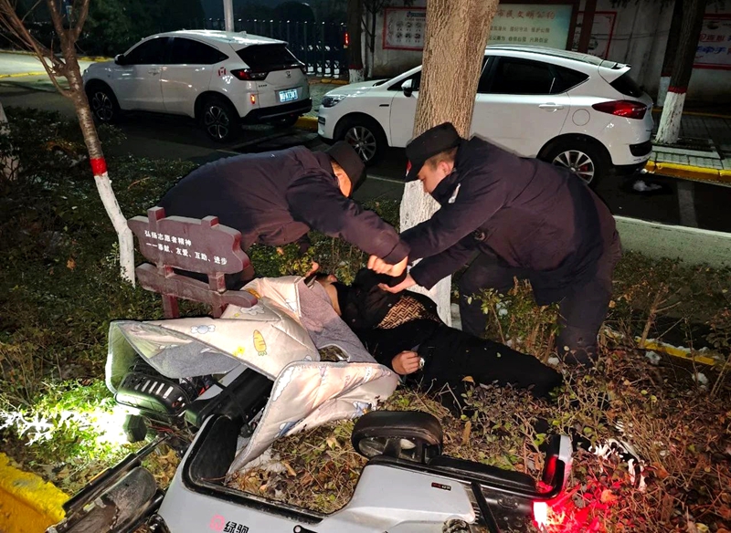 大年初二姑爷“醉”倒街头,民警暖心相助。 大年初二姑爷“醉”倒街头,民警暖心相助。