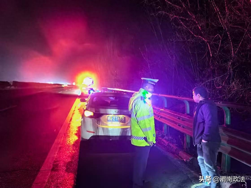 渭南高速交警及时处置了一起小客车故障事件。 渭南高速交警及时处置了一起小客车故障事件。