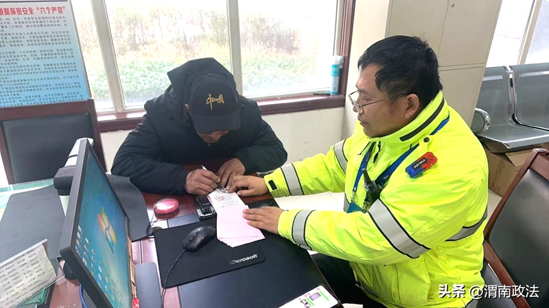 哈成交警查处一起无证驾驶交通违法行为。 哈成交警查处一起无证驾驶交通违法行为。