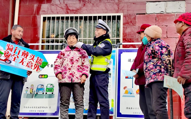 蒲城县公安局交通管理大队民警走进孙镇村开展交通安全宣传活动。 蒲城县公安局交通管理大队民警走进孙镇村开展交通安全宣传活动。