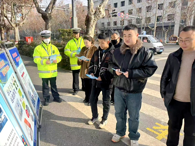 韩城公安交警大队开展“马路学堂”交通安全宣讲活动。 韩城公安交警大队开展“马路学堂”交通安全宣讲活动。