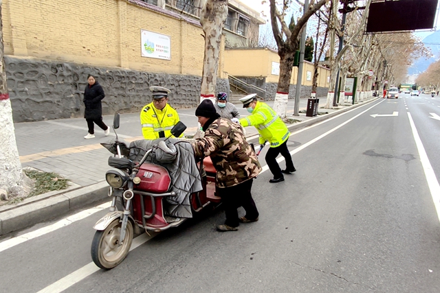 华州公安交警及时救助抛锚车辆。 华州公安交警及时救助抛锚车辆。