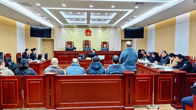 大荔法院组织审理被告人白某等8人涉贩卖、运输毒品罪及容留他人吸毒罪一案。