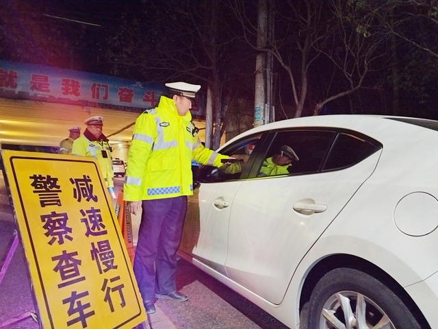 华州公安交警开展夜查整治行动。