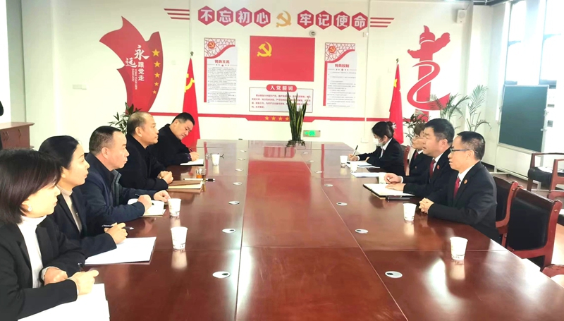 韩城法院法官送法进企业。