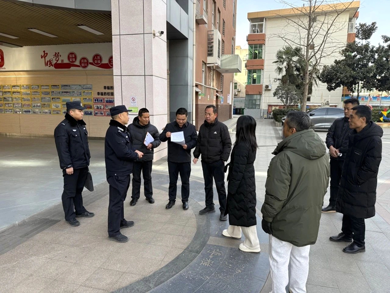 临渭公安深入各学校开展校园安全专项检查行动。