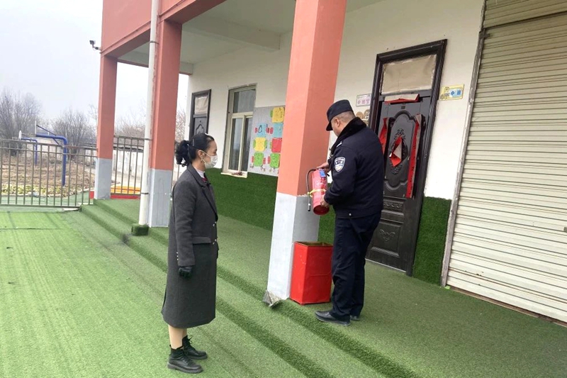 华州公安开展开学前校园安全专项检查。