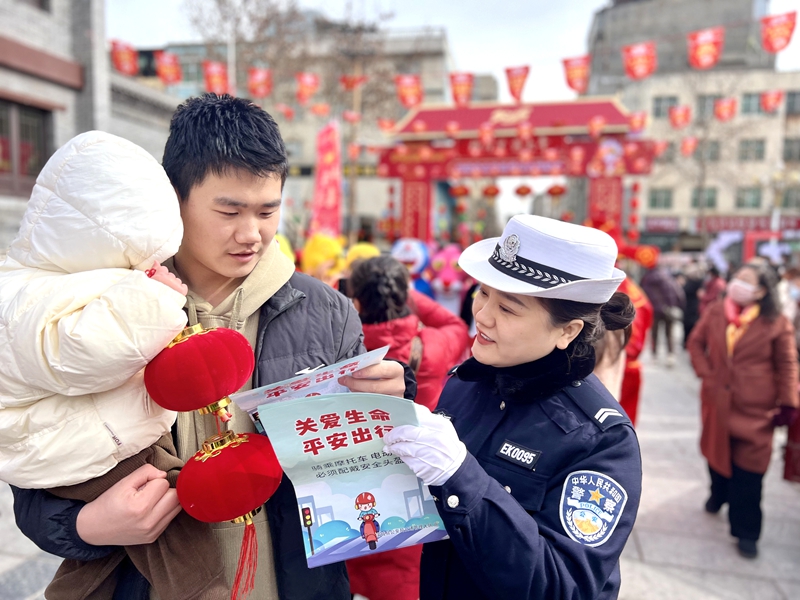 蒲城公安交警来到槐院里文化景区开展“猜灯谜 学交规”交通安全宣传活动。
