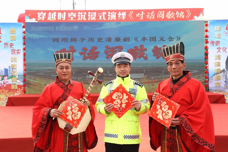 大荔公安交警开展“迎元宵 送平安”交通安全宣传活动。