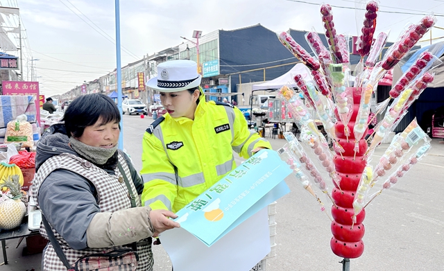 合阳交警走进集会开展“美丽乡村行”交通安全宣传活动。
