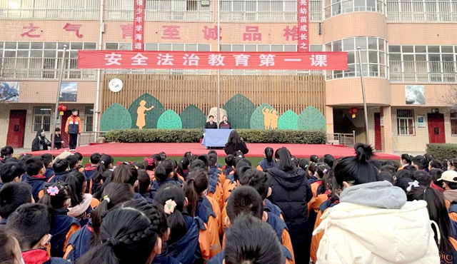 华阴市人民检察院担任学校法治副校长的检察干警走进学校开展法治宣传。