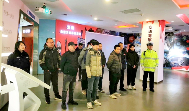临渭交警带领驾校教练和学员走进交通安全教育基地开展学习体验。
