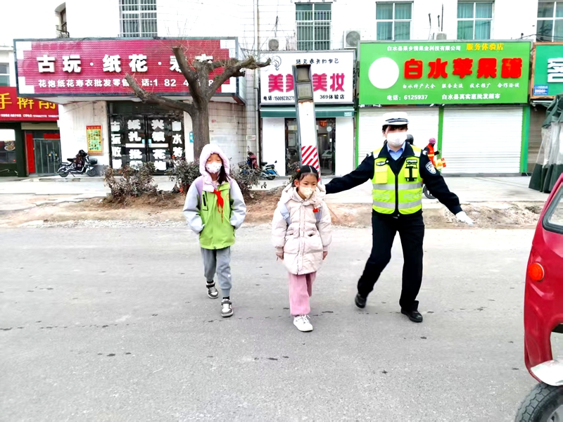 白水交警全面拉开新学期“护学行动”序幕。
