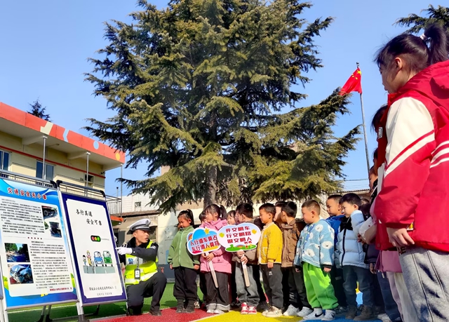 蒲城交警走进辖区孙镇中心幼儿园开展交通安全宣传活动。