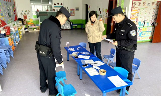 韩城桑树坪派出所民警深入辖区中小学、幼儿园开展校园安全专项检查。
