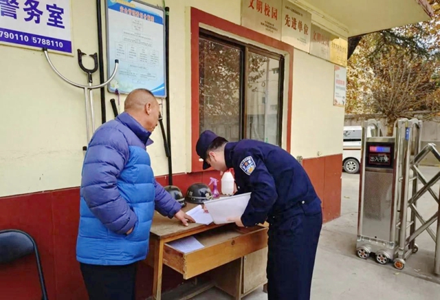合阳县公安局南蔡派出所开展校园安全检查。
