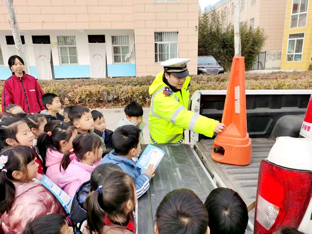 渭南高交大队渭蒲中队渭南北分队、特勤分队民警来到交斜镇中心幼儿园开展高速公路安全“开学第一课”主题宣传活动。