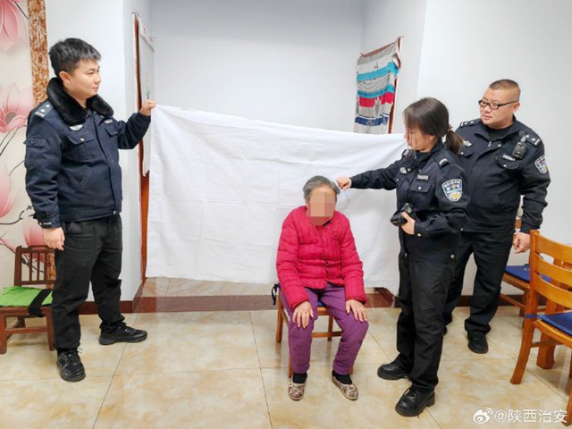 韩城西庄派出所户籍民辅警上门为辖区老人办理身份证。
