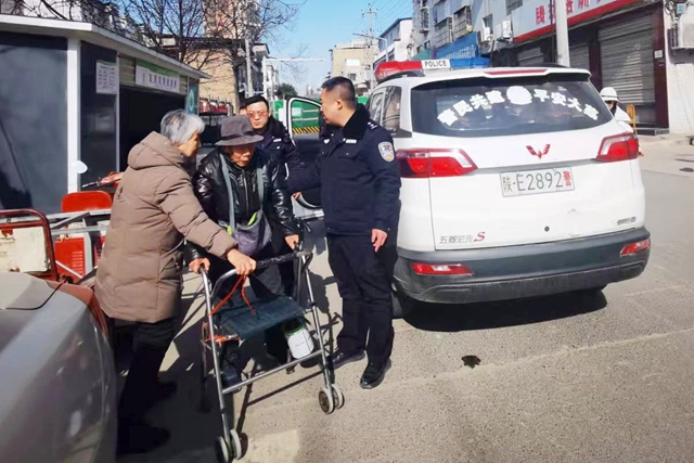 大荔公安护送老人安全回家。