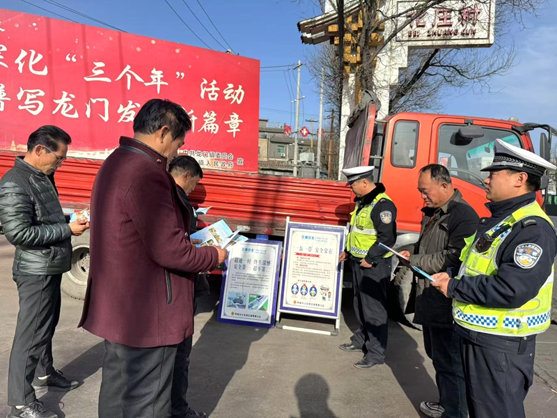 韩城市公安局交警大队民警走进辖区企业开展交通安全宣传活动。