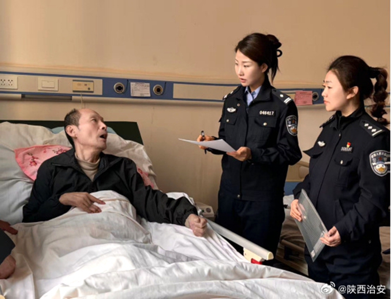 韩城民警上门为重病卧床人员办理业务。