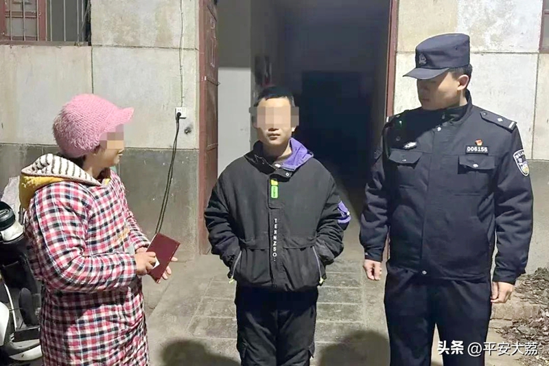 大荔公安民警送迷路孩童回家。