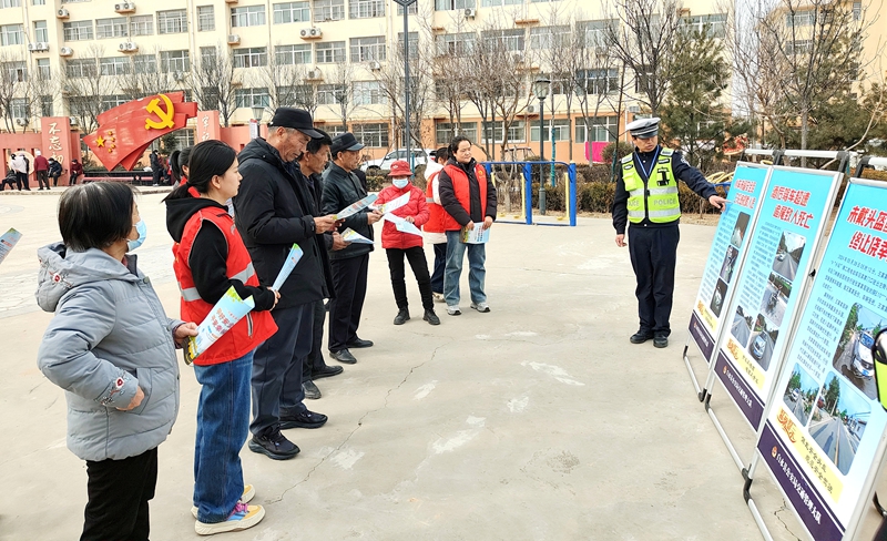 白水县公安局交通管理大队民警深入辖区工农社区开展交通安全宣传活动。