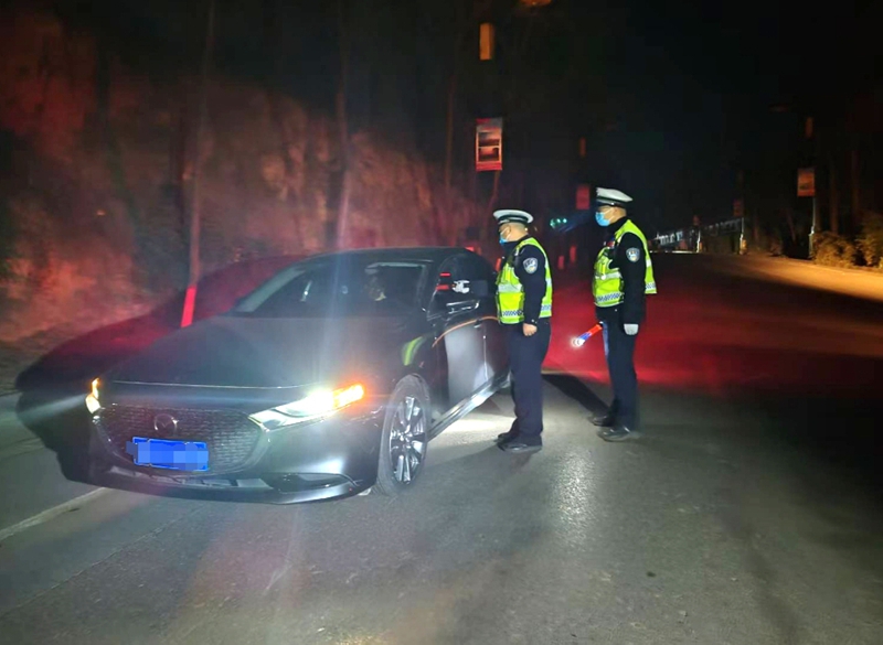 韩城市公安局交警大队积极组织开展周末夜查酒驾统一行动。