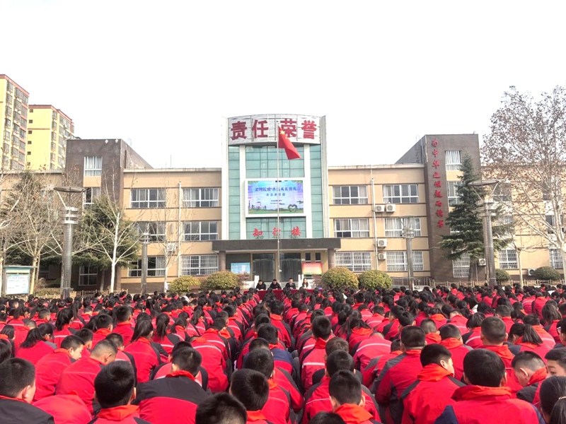 大荔县实验小学法治副校长、大荔县人民检察院党总支副书记、综合业务部副主任汪柯为实验小学全体师生作了法治报告会。