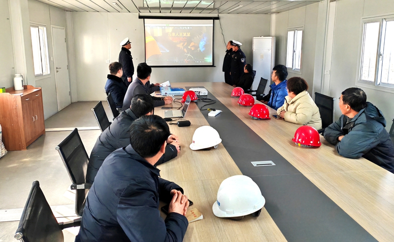 大荔县公安局交通管理大队走进陕西畅翔建设工程有限公司开展春季交通安全宣传活动。
