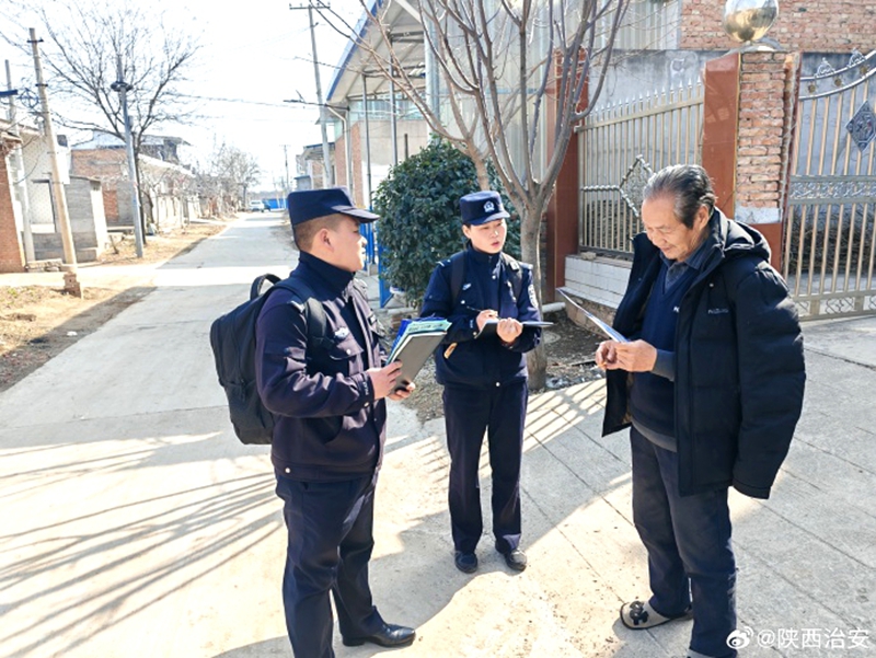 富平公安美原派出所积极开展背包警务住村工作。