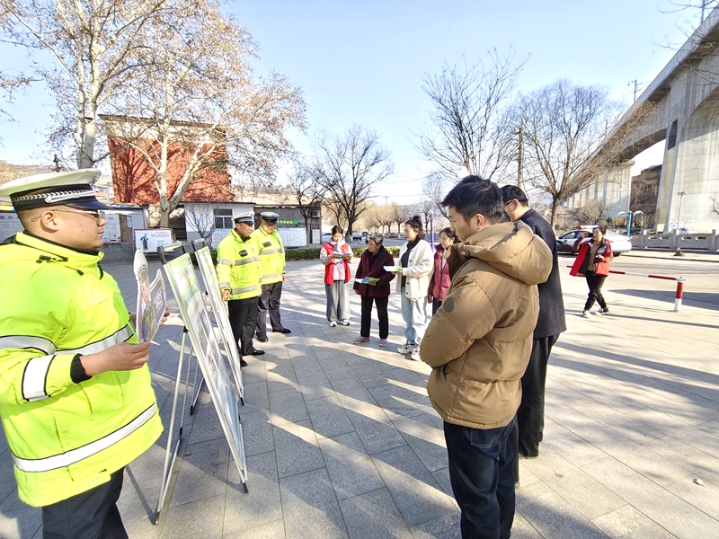 韩城市公安局交警大队民警走进辖区开展“一盔一带·安全常在”交通安全宣传活动。
