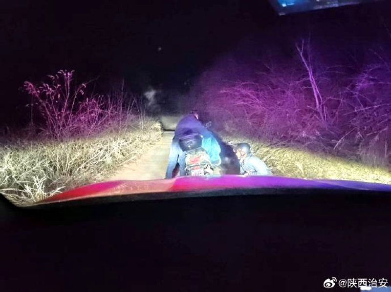 深夜救援迷路群众，韩城民警暖心助力解困境。
