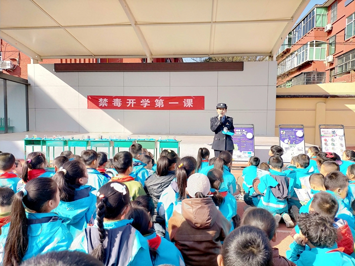 澄城县公安局禁毒文物大队走进城关镇第五小学开展“禁毒教育”主题活动.