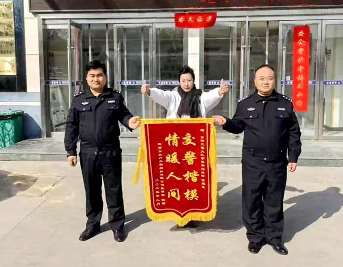 合阳交警快速处理并成功调解一起车损事故获赠锦旗。