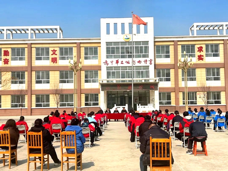 大荔法院干警走进校园讲授法治“开学第一课”。