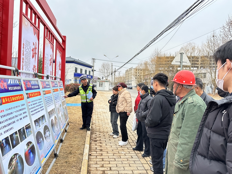 白水公安交警走进白宜公路事故多发路段积极开展交通安全警示宣传教育活动。