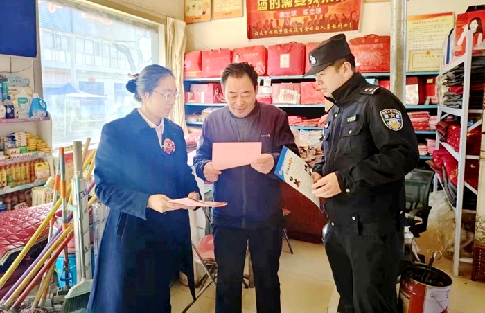 合阳县公安局南蔡派出所民警联合信用合作社工作人员开展防电诈宣传活动。