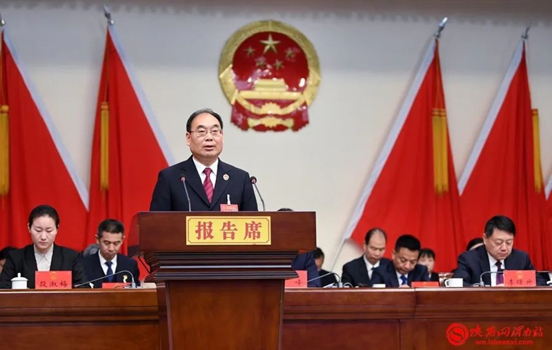 临渭区人民检察院检察长崔宏武作了区人民检察院工作报告。记者 许艾学 摄