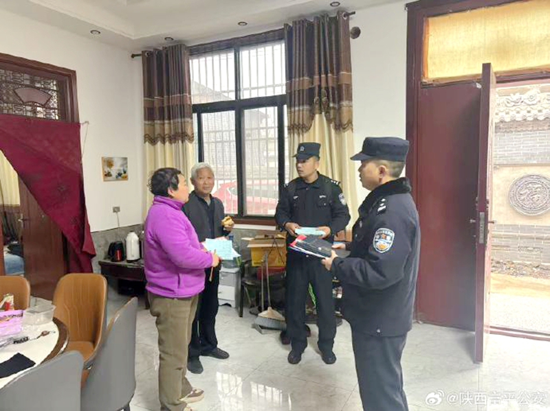 富平公安美原派出所民警深入村组开展反诈宣传活动。