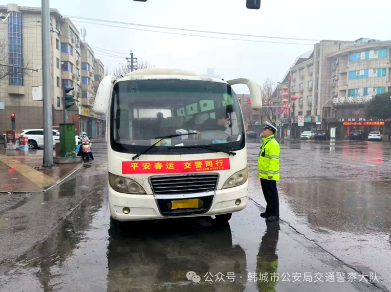 韩城交警不畏风雨、坚守岗位，确保雨天道路交通安全。